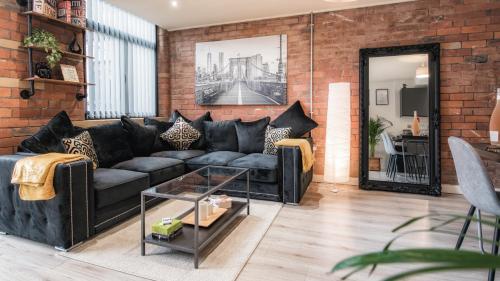 Stunning 2 bed with outside balcony, super king beds and 75’’ TV! 2