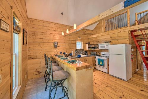 Cabin-Inspired Home Less Than 12 Mi to Sugarloaf Mtn!