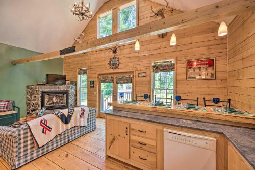 Cabin-Inspired Home < 12 Mi to Sugarloaf Mtn! in คาราบาสเซต แวลเลย์