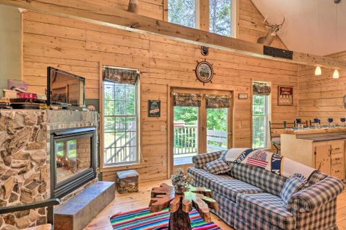 Cabin-Inspired Home < 12 Mi to Sugarloaf Mtn! in คาราบาสเซต แวลเลย์