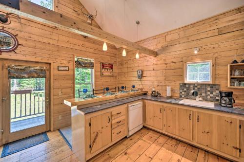 Cabin-Inspired Home Less Than 12 Mi to Sugarloaf Mtn!