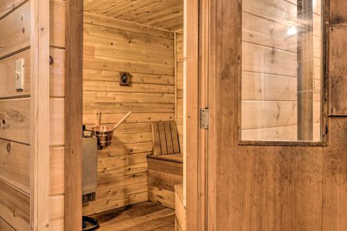 Cabin-Inspired Home < 12 Mi to Sugarloaf Mtn! in คาราบาสเซต แวลเลย์