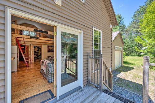 Cabin-Inspired Home < 12 Mi to Sugarloaf Mtn! in คาราบาสเซต แวลเลย์