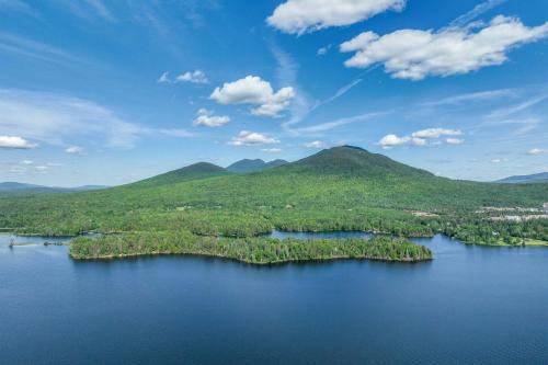 Cabin-Inspired Home < 12 Mi to Sugarloaf Mtn! in คาราบาสเซต แวลเลย์