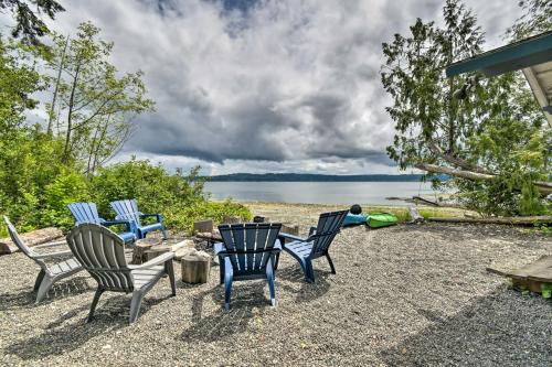 Relaxing Getaway On A Private Beach in Shelton!