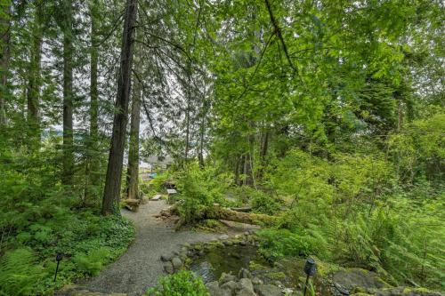 Relaxing Getaway On A Private Beach in Shelton!