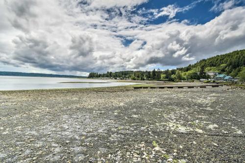 Relaxing Getaway On A Private Beach in Shelton!