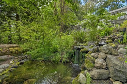 Relaxing Getaway On A Private Beach in Shelton!