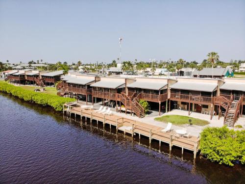River Wilderness Waterfront Cabins - 숙소 외관