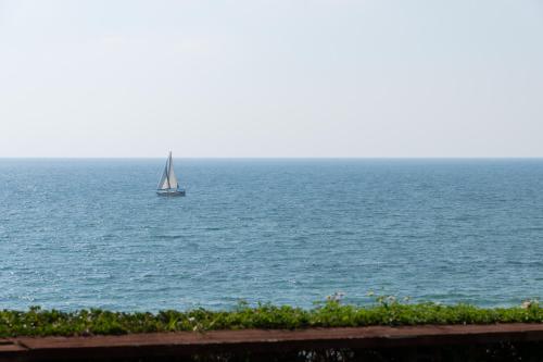 Seaview Stylish Apartment with Balcony