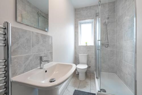 Spacious 4BR, Parking, Near Centre - Tap to explore photos