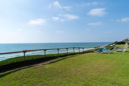 Seaview Stylish Apartment with Balcony