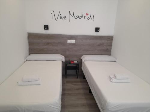 Twin Room with Private Bathroom image 7