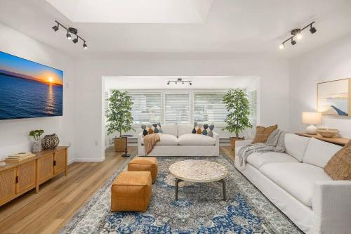 Coastal Cottage, 4 Large Decks, Close to Beach