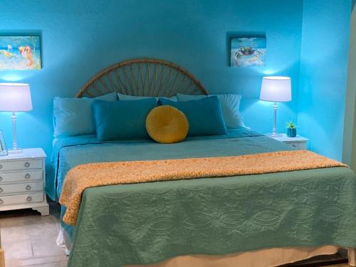 3Gulls Inn Ozona-Boutique Hotel-Steps from Restaurants & Brewery-SwimSpa Pool-Pet Friendly