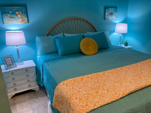 3Gulls Inn Ozona-Boutique Hotel-Steps from Restaurants & Brewery-SwimSpa Pool-Pet Friendly