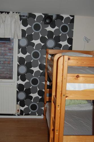 1 queen bed, 1 bunk bed