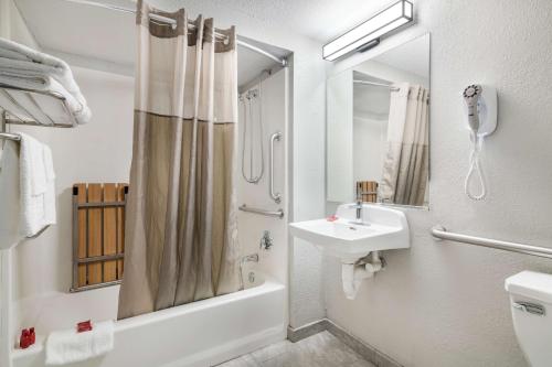 Queen Room with Bath Tub - Disability Access