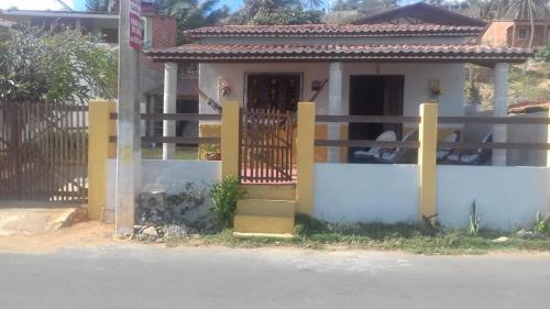 Uma casa para descansar em um cenário paradisíaco.