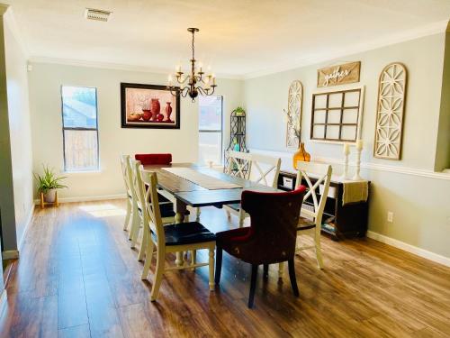 Lovely Spacious Home near Randolph, Six Flags, Seaworld, Riverwalk and Lackland in San Antonio, USA