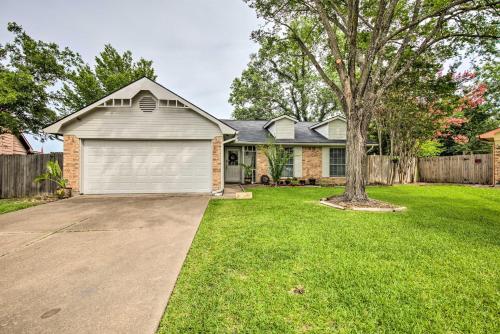 Cozy Irving Home with Fully Fenced Backyard!