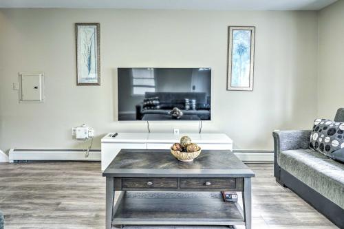 Family-Friendly Keansburg Home Walk to Beach! in Keansburg, USA