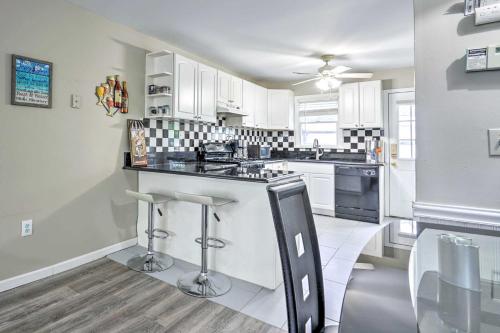 Family-Friendly Keansburg Home: Walk to Beach! in Hazlet (NJ)