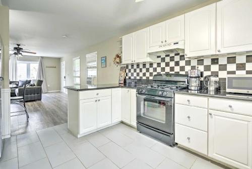 Family-Friendly Keansburg Home: Walk to Beach! in Hazlet (NJ)