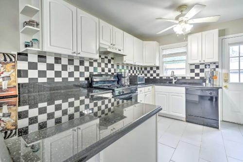 Family-Friendly Keansburg Home: Walk to Beach! in Hazlet (NJ)