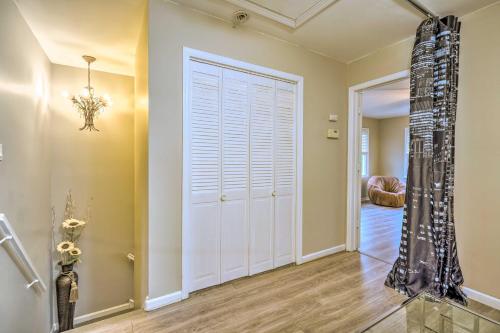 Family-Friendly Keansburg Home: Walk to Beach! in Hazlet (NJ)