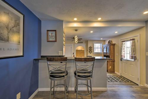 Cozy Getaway - 10 Miles to Mount Wachusett Skiing! in 萊明斯特