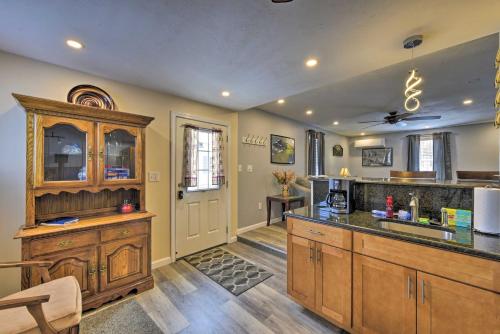 Cozy Getaway - 10 Miles to Mount Wachusett Skiing! in 萊明斯特