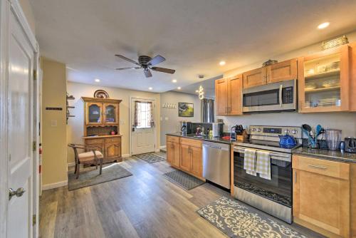 Cozy Getaway - 10 Miles to Mount Wachusett Skiing! in 萊明斯特