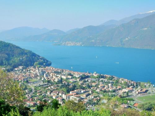  Appartment with private beach on quiet location, Pension in Cannobio