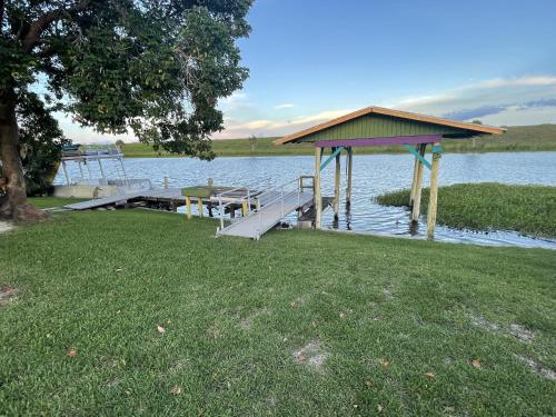 Rim Canal Cottage 'Yellow House' with Canal Views & Boat Dock cottage