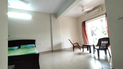 Seacoast Retreat- Lovely 2 BHK apartment with pool