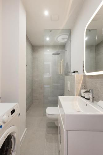 Space and Elegance in The Heart of Budapest - image 2