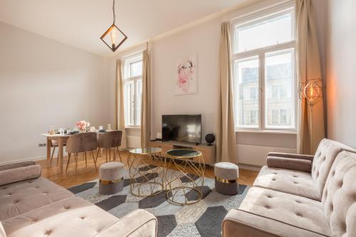 Space and Elegance in The Heart of Budapest - image 6