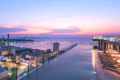 Central Pattaya - Sea View Large Balcony Condo with Infinity Pool Pattaya