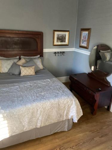 150 year old Restored Lincolnville cottage - Tap to explore photos