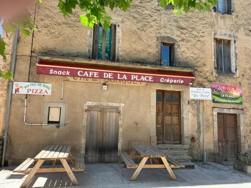 Café de la Place Gîte & Chambres d'hôtes "Lou Pastre" (Cafe de la Place Gite & Chambres d'hotes "Lou Pastre") in Lanuejols
