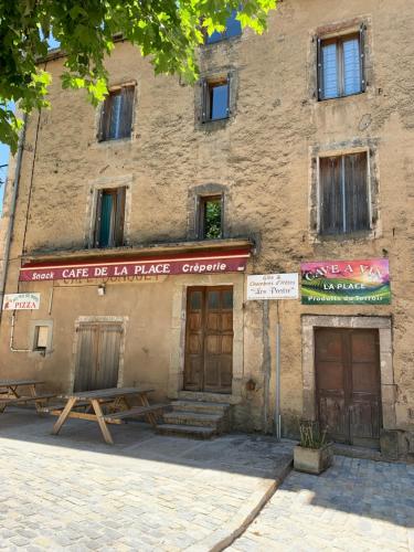 Café de la Place Gîte & Chambres d'hôtes "Lou Pastre" (Cafe de la Place Gite & Chambres d'hotes "Lou Pastre") in Lanuejols
