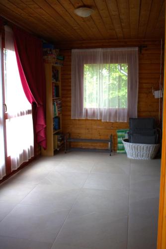 Lili's Lovely Log Home in the Forest