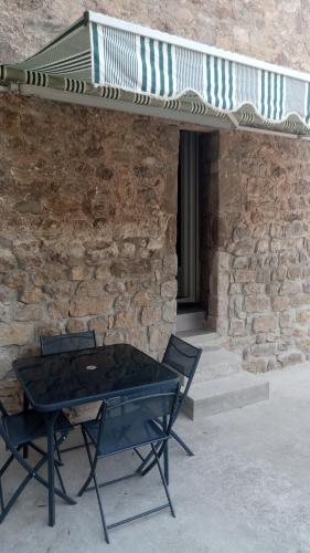 Charmante petite maison climatisee, en pierre, avec acces autonome in Satillieu