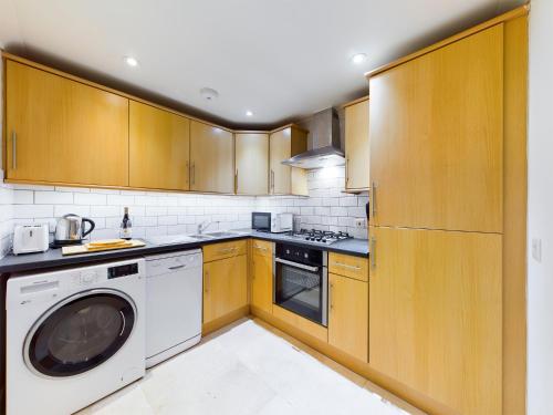 Redhill town centre apartment by Livingo in เรียเกท