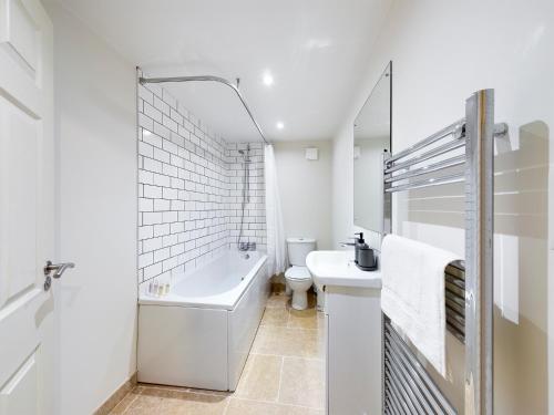 ห้องน้ำ, Redhill town centre apartment by Livingo in เรียเกท