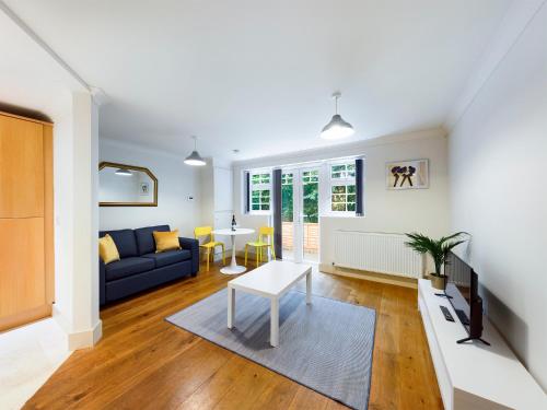 Redhill town centre apartment by Livingo in เรียเกท