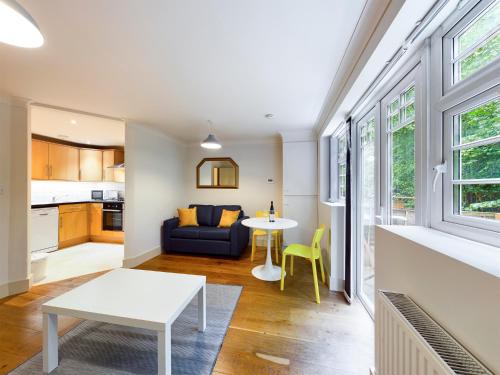 Redhill town centre apartment by Livingo in เรียเกท