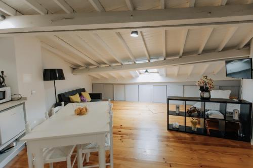 Kitchen, Trovador City Guest House in Costa