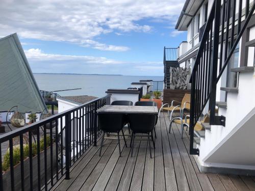 Family Apartment with Side Sea View